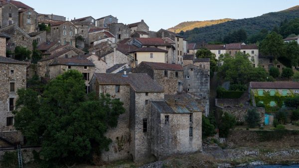 Blick auf das mittelalterliche Dorf Olargues